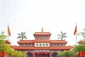《秋水共长天》封面，秋日湖面与远山