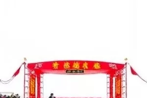 《风起南陌》封面，麦田与远处山脊线