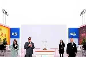 《雾港迷踪》封面，雾气笼罩的港口码头