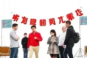 《春潮慢》封面，河岸边的旧木船