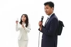 《旧墙新藤》封面，斑驳墙面上的藤蔓
